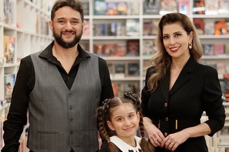 Pais Poderosos lançam livro