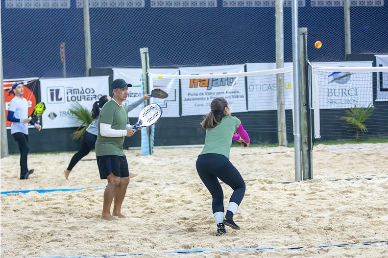 Não é preciso mar para se sentir na praia. Basta colocar o pé na areia, ter uma raquete e uma bolinha