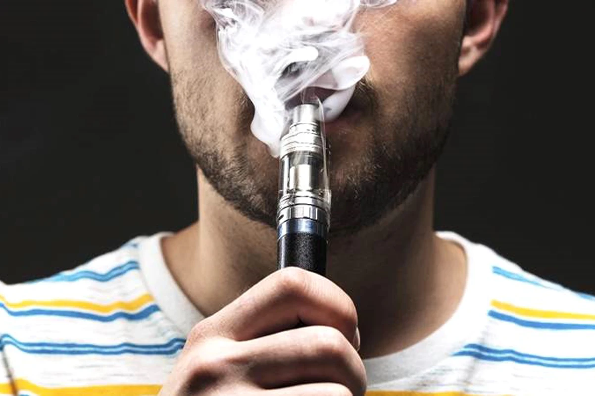 Popular entre os jovens, cigarro eletrônico causa muitos malefícios à saúde