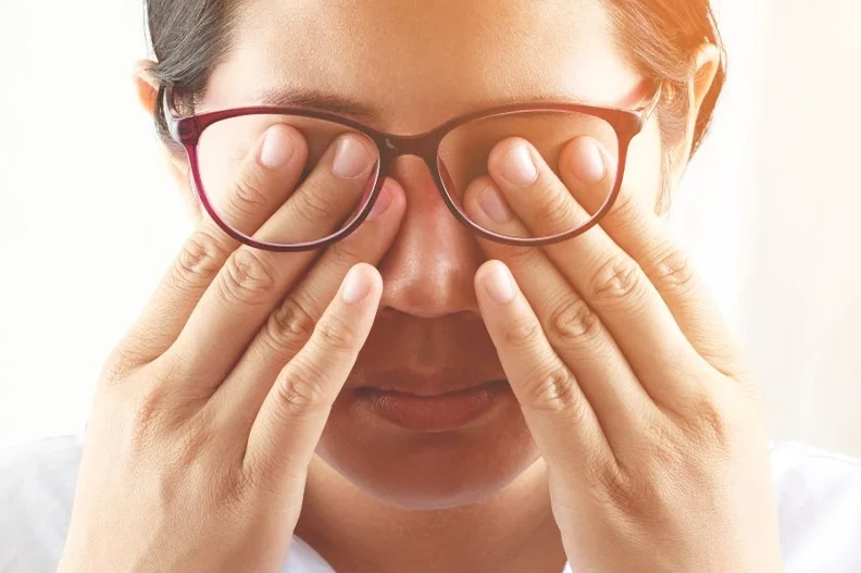 Coçar os olhos pode levar à grave doença